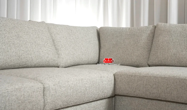 gleboka-sofa-z-poduszkami.webp