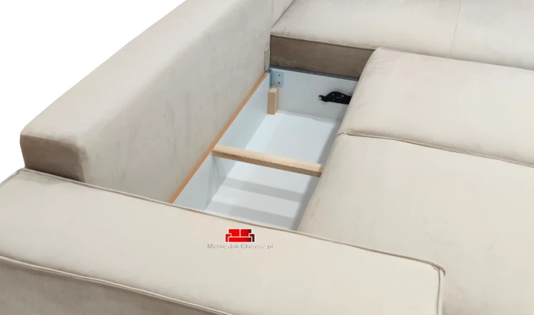 sofa-bezowa-z-funkcja-spania-z-poduszkami.webp