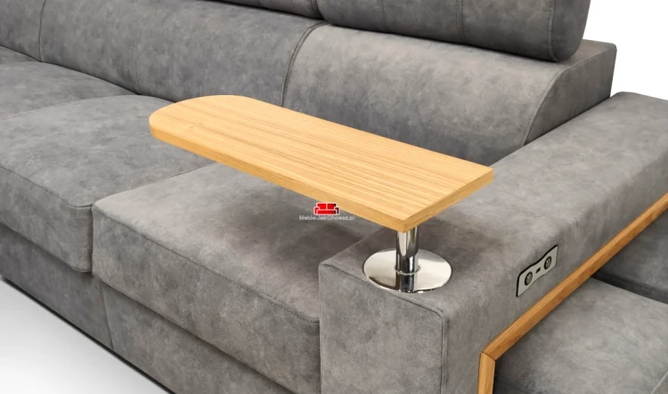 sofa-z-funkcja-relax-pufami-drewno-ozdobne.webp