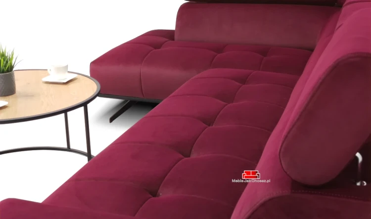 pikowana-sofa-z-regulowanymi-zaglowkami-na-nozkach.webp