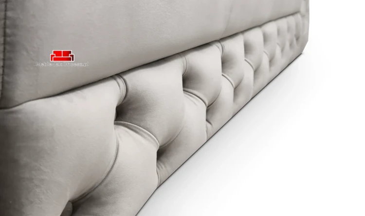 sofa-z-ozdobnym-pikowaniem-i-poduszkami.webp
